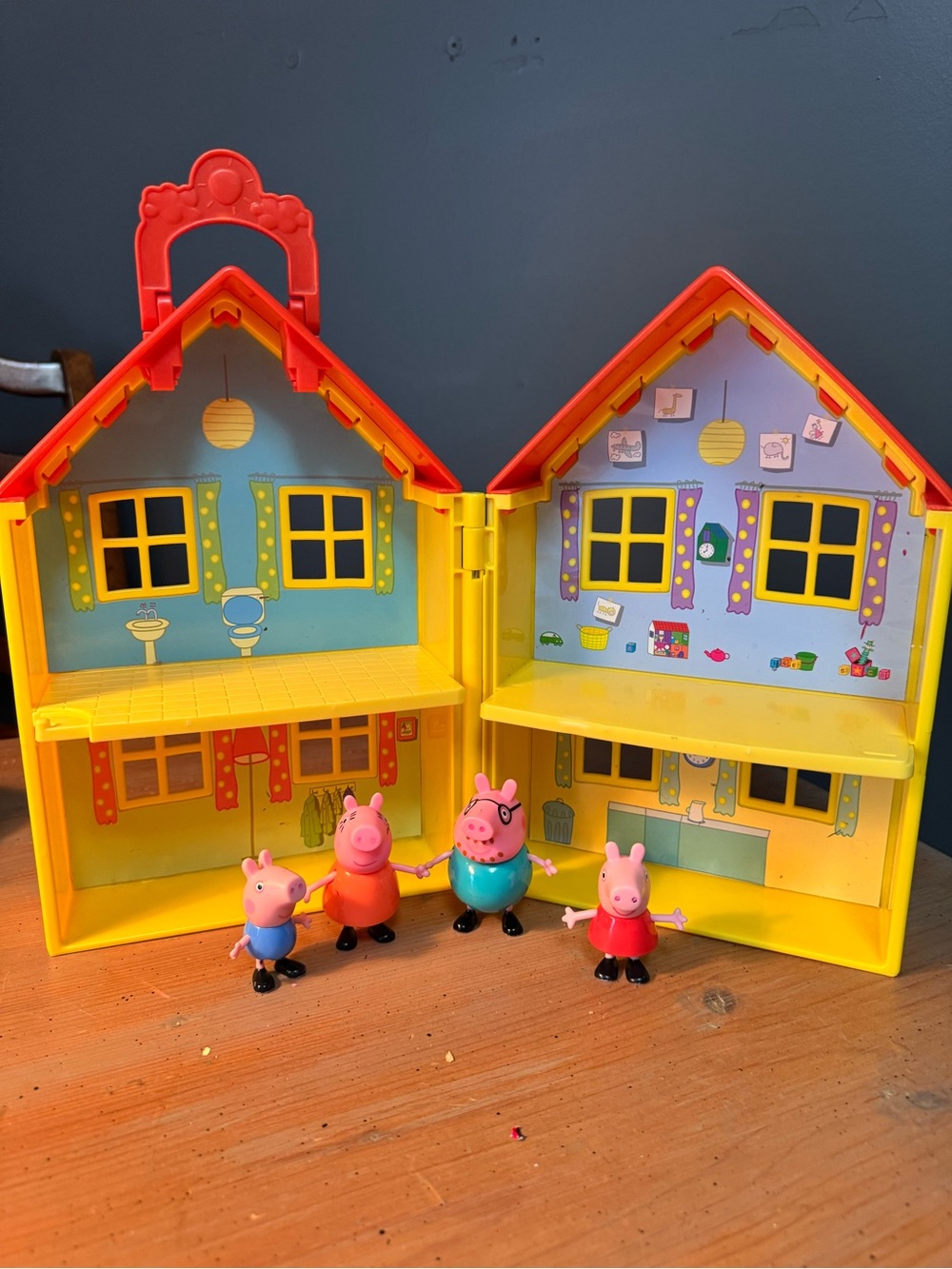 Peppa Pig Folding Miniature House and Peppa Pig family